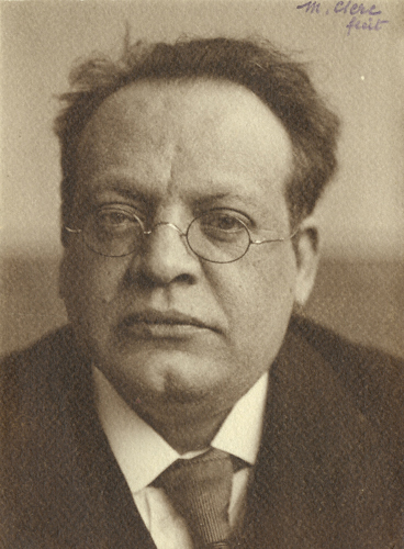 Max Reger four weeks before his death in the Lentz house, Duisburg (April 1916), photograph by Marcel Clerc. – Photo print in the Max-Reger-Institut, Karlsruhe.