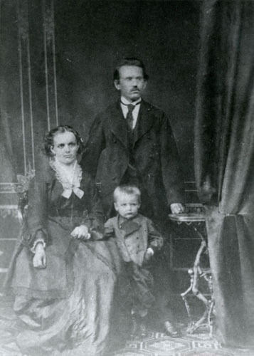 Max Reger together with his parents (1876). – Max-Reger-Institut,
                            Karlsruhe.