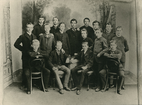 Reger (2nd row, 4th from left) among his classmates at the preparatory school in Weiden (1889). – Max-Reger-Institut, Karlsruhe.