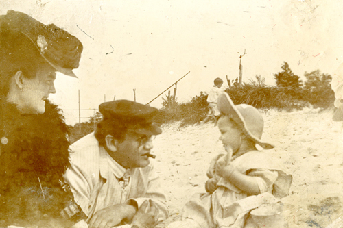 The Reger couple with their adopted daughter  in  on the Baltic Sea (1907). – Max-Reger-Institut, Karlsruhe, Elsa Reger’s private album of photographs.