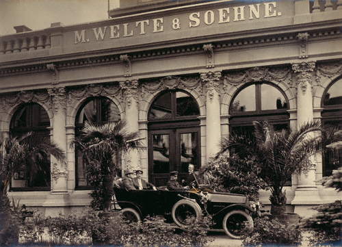 Reger in a car in front of the company reception building together with Edwin and Berthold Welte, Freiburg i.Br. (1913). – Max-Reger-Institut, Karlsruhe.